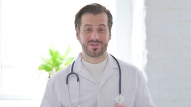 Porträtt Manliga Läkare Talar Nätet Video Call — Stockvideo