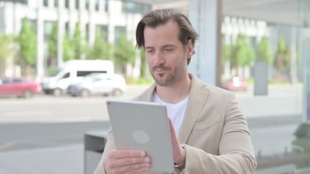 Man Celebrating Online Win Tablet Outdoor — Stockvideo