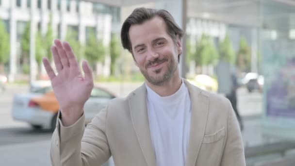 Welcoming Man Waving Hand Hello Outdoor — Vídeo de Stock