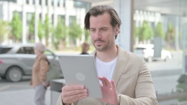 Upset Man Reacting Loss Tablet Outdoor — Vídeos de Stock