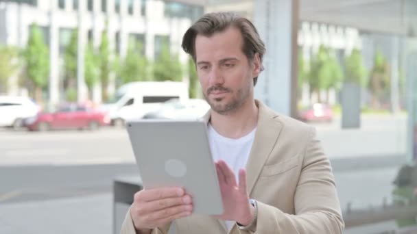 Man Using Digital Tablet While Standing Outdoor — Stockvideo