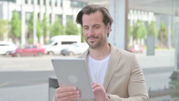 Video Call Tablet Man Standing Outdoor — Vídeos de Stock
