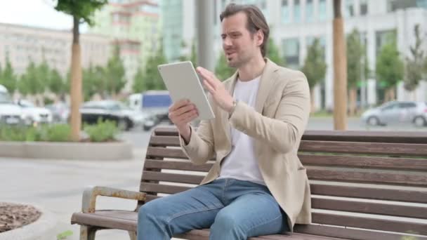 Upset Man Reacting Loss Tablet While Sitting Bench — Stock videók