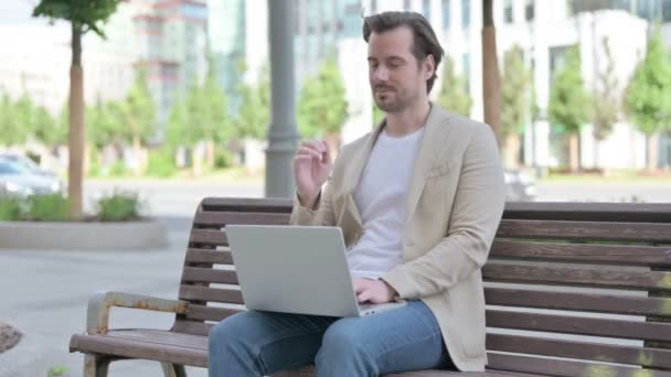 Man Neck Pain Using Laptop While Sitting Bench — Stockvideo