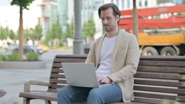 Man Wrist Pain Using Laptop While Sitting Bench — Stockvideo