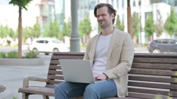 Людина Болем Спини Допомогою Ноутбука Сидячи Лавці — стокове відео
