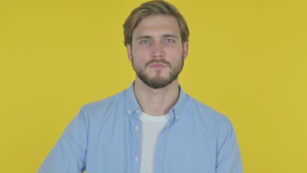 Thumbs Casual Young Man Yellow Background — Stok video