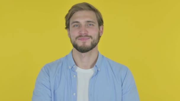 Casual Young Man Clapping Applauding Yellow Background — Stockvideo