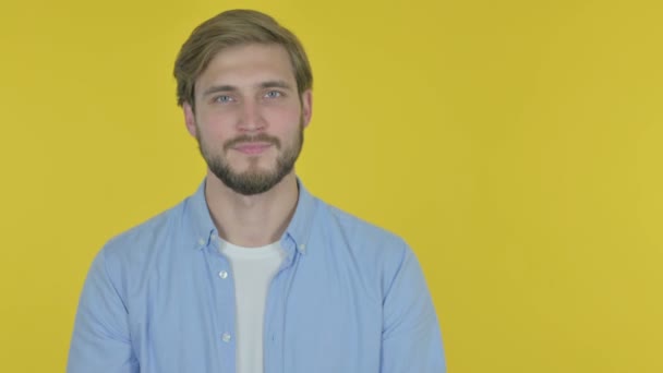 Casual Young Man Δείχνοντας Την Πλευρά Στο Κίτρινο Φόντο — Αρχείο Βίντεο