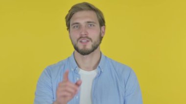 Dudakları Parmaklı Sıradan Genç Adam, Sessizlik Sarı Ekran 