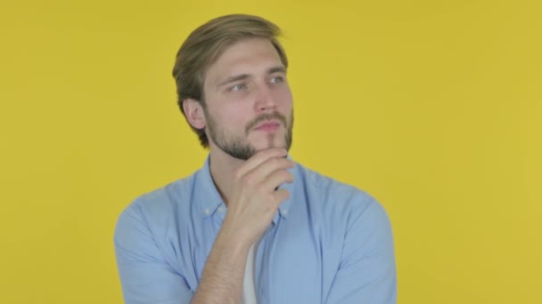 Pensive Casual Young Man Thinking Getting Idea Yellow Background — Stockvideo