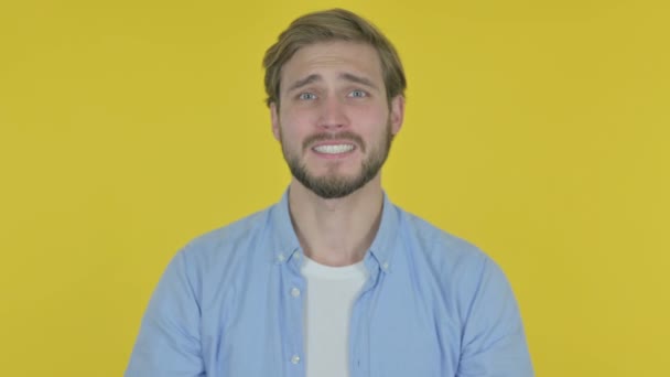 Disappointed Casual Young Man Reacting Loss Yellow Background — Vídeo de stock