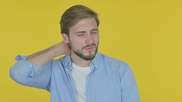 Jovem Casual Com Dor Pescoço Fundo Amarelo — Vídeo de Stock