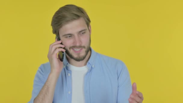 Casual Νεαρός Άνδρας Μιλώντας Θυμωμένος Στο Τηλέφωνο Κίτρινο Φόντο — Αρχείο Βίντεο
