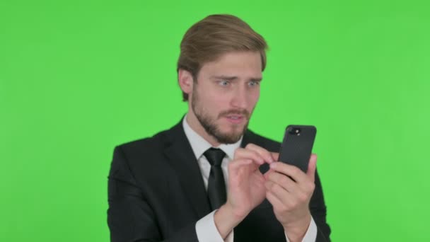 Young Adult Businessman Loss Smartphone Green Background — Vídeo de Stock