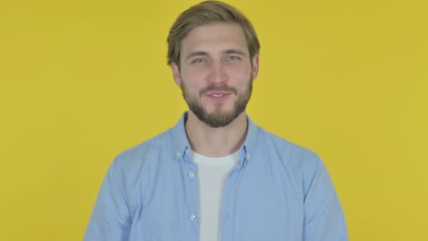 Casual Young Man Talking Online Video Call Yellow Background — Stok video