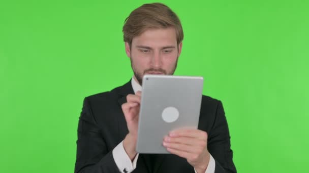 Young Adult Businessman Reacting Loss Tablet Green Background — Stockvideo