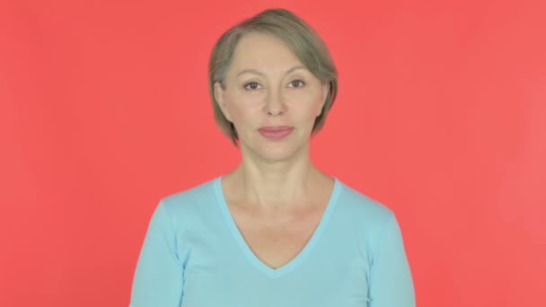 Senior Old Woman Inviting Red Background — Stok video