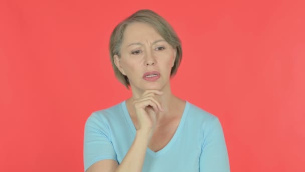 Pensive Senior Old Woman Thinking Getting Idea Red Background — Vídeo de stock