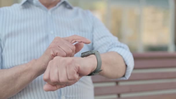 Senior Old Man Browsing Internet Smartphone While Sitting Outdoor Bench — Vídeo de Stock