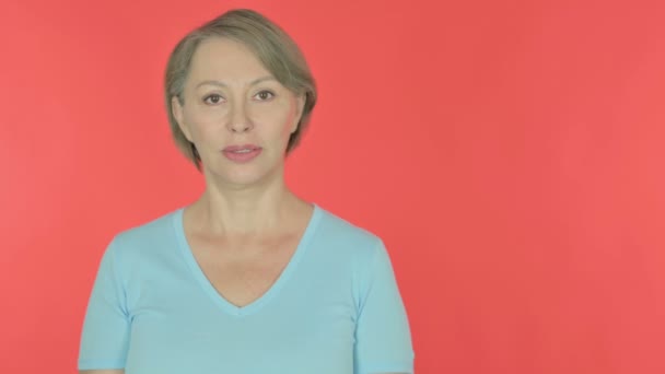 Старша Жінка Вказувала Сторону Червоному Фоні — стокове відео