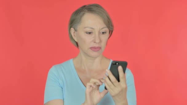 Senior Old Woman Loss Smartphone Red Background — Vídeos de Stock
