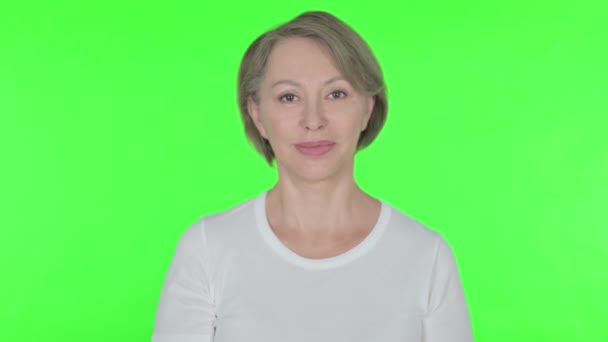 Senior Old Woman Pointing Camera Green Background — Vídeos de Stock