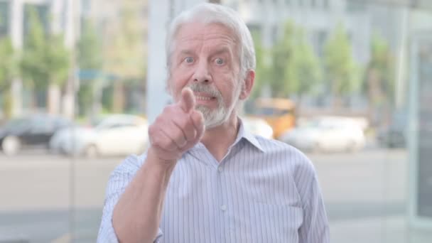 Senior Old Man Pointing Camera Inviting Outdoor — Vídeos de Stock