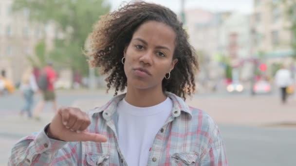 Thumbs Young African Woman Standing Outdoor — Vídeo de Stock