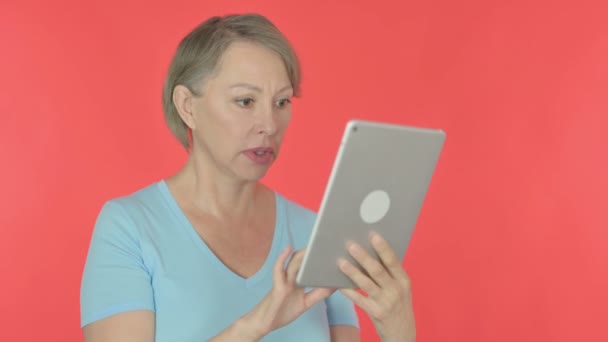 Senior Old Woman Reacting Loss Tablet Red Background — Vídeos de Stock