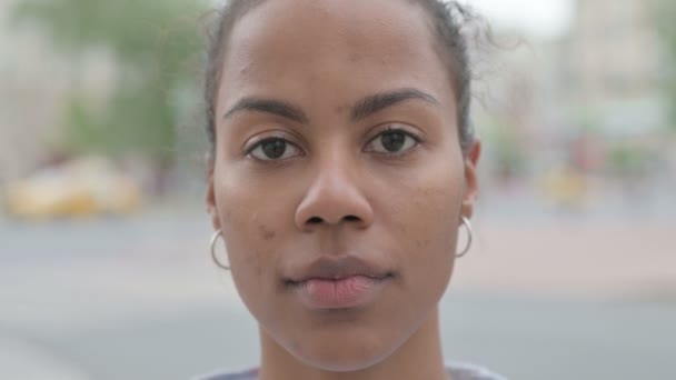 Close Young African Woman Face Looking Camera Outdoor — Wideo stockowe