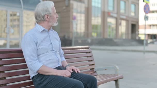 Senior Old Man Στέκεται Και Αφήνοντας Μετά Κάθεται Bench Εξωτερική — Αρχείο Βίντεο