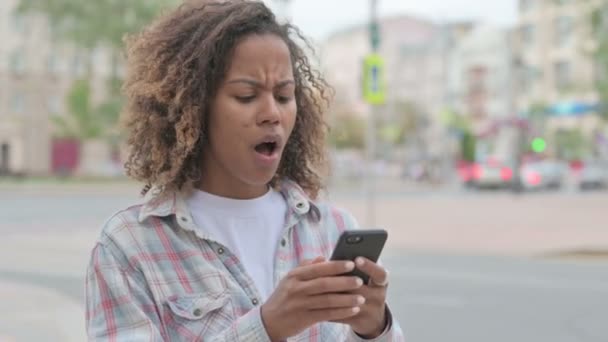 Upset Young African Woman Reacting Loss Smartphone Outdoor — Stockvideo