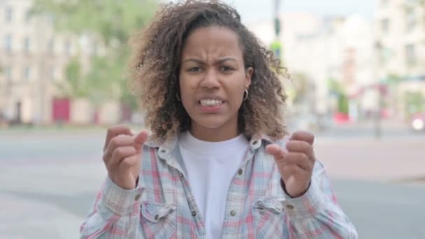 Θυμωμένη Νεαρή Αφρικανή Γυναίκα Ουρλιάζοντας Στην Απογοήτευση Εξωτερική — Αρχείο Βίντεο