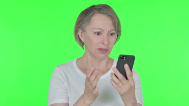Senior Old Woman Loss Smartphone Green Background — Vídeos de Stock
