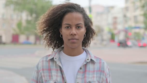 Портрет Молодой Африканской Женщины Смотрящей Камеру Улице — стоковое видео