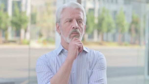 Portrait Pensive Senior Old Man Thinking Outdoor — Vídeos de Stock