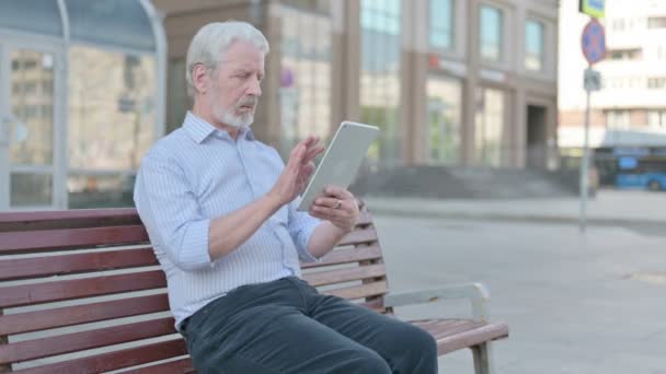 Senior Old Man Using Tablet While Sitting Outdoor Bench — Stockvideo