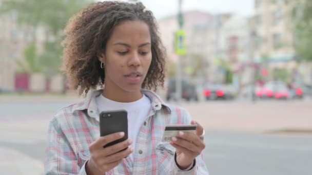 Интернет Магазины Смартфоне Возбужденной Молодой Африканской Женщины Открытом Воздухе — стоковое видео