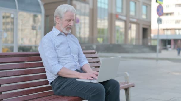 Senior Old Man Pointing Camera While Sitting Bench Outdoor — Αρχείο Βίντεο