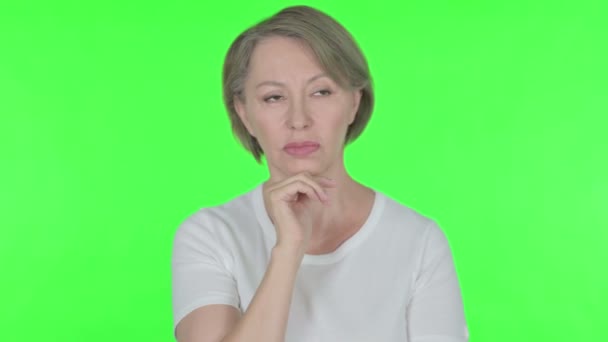 Pensive Senior Old Woman Thinking Getting Idea Green Background — Stock Video