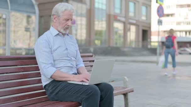 Senior Old Man Leaving Bench Closing Laptop — Stockvideo