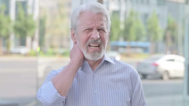 Portrait Senior Old Man Having Neck Pain Outdoor — Stockvideo