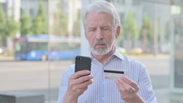 Senior Old Man Upset Online Shopping Failure Smartphone Outdoor — Vídeos de Stock