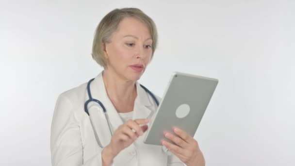 Video Call Tablet Senior Female Doctor White Background — Stok Video