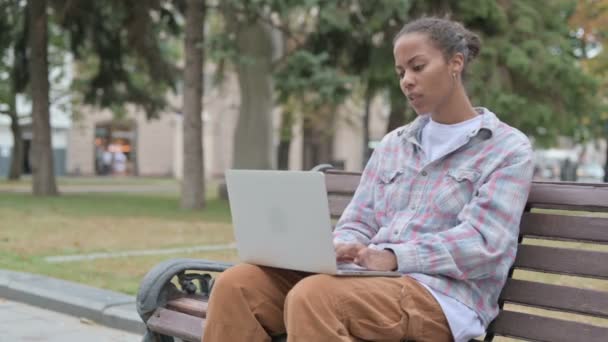 Young African Woman Back Pain Using Laptop While Sitting Outdoor — 비디오