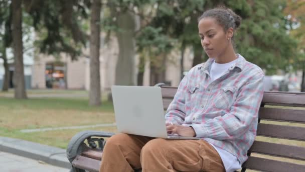 Νεαρή Αφρικανή Γυναίκα Πόνο Στο Λαιμό Χρησιμοποιώντας Laptop Ενώ Κάθεται — Αρχείο Βίντεο