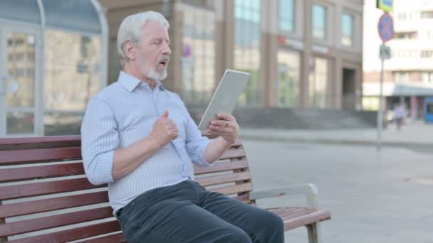 Online Video Chat Tablet Senior Old Man Sitting Outdoor Bench — Stockvideo