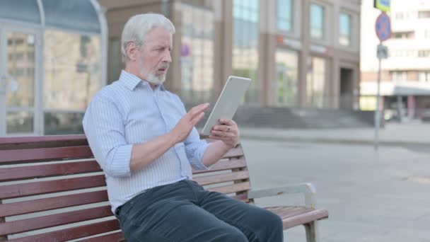 Portrait Disappointed Businesssenior Old Man Reacting Loss Outdoor — Stockvideo