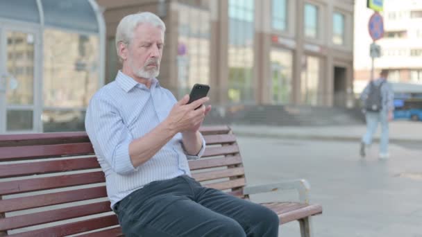 Senior Old Man Talking Phone While Sitting Outdoor Bench — Stockvideo